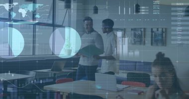Ofiste iş tartışması yapan çeşitli meslektaşların mali veri işleme görüntüsü. Küresel iş, finans, hesaplama ve dijital arayüz kavramı dijital olarak oluşturuldu.
