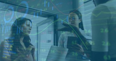 Ofiste iş tartışan çeşitli kadın meslektaşların mali veri işleme görüntüsü. Küresel iş, finans, hesaplama ve dijital arayüz kavramı dijital olarak oluşturuldu.