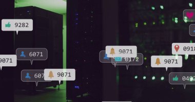 Bilgisayar sunucuları üzerinde dijital simgeler ve veri işleme resimleri. Dijital olarak oluşturulmuş küresel bağlantılar, hesaplama ve veri işleme kavramı.