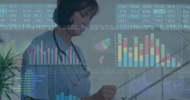 Tıbbi veri analizi resmi, panoya yazılan sağlık hizmetleri uzmanı yazısı üzerine. doktor, hemşire, teknoloji, tanı, dijital, araştırma