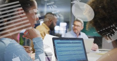 Bilgisayarla çalışmayı tartışan çeşitli meslektaşların veri işleme ve diyagramlarının resmi. İş, teknoloji ve dijital arayüz kavramı dijital olarak oluşturuldu.