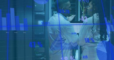 Sunucu odasındaki melez işçilerin üzerinde şema ve veri işleme resimleri. Teknoloji ve dijital arayüz kavramı dijital olarak oluşturuldu.