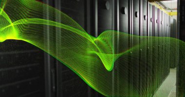 Bilgisayar sunucuları üzerinde yeşil ağ ve dijital veri işleme resmi. Dijital olarak oluşturulmuş küresel bağlantılar, hesaplama ve veri işleme kavramı.