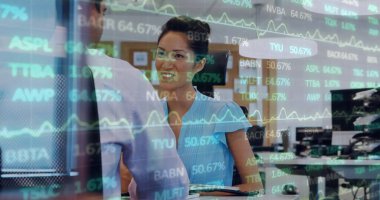 Ofisteki çeşitli iş adamlarıyla ilgili finansal veri işleme resmi. Küresel finans, iş, bağlantılar, hesaplama ve veri işleme kavramı dijital olarak oluşturuldu.