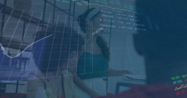 Ofisteki çeşitli iş adamlarıyla ilgili finansal veri işleme resmi. Küresel finans, iş, bağlantılar, hesaplama ve veri işleme kavramı dijital olarak oluşturuldu.