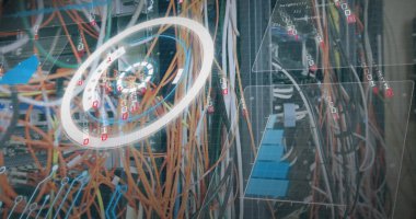 Bilgisayar sunucuları üzerinden dijital veri işleme resmi. Dijital olarak oluşturulmuş küresel bağlantılar, hesaplama ve veri işleme kavramı.