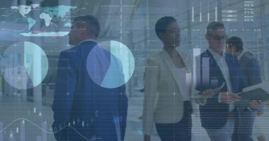 Çeşitli iş adamlarının yürümesi üzerine veri işleme ve diyagramlar. Teknoloji ve dijital arayüz kavramı dijital olarak oluşturuldu.