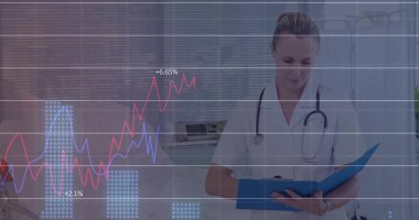 Beyaz kadın doktor üzerinden finansal veri işleme görüntüsü. Küresel tıp, işletme, bağlantılar, hesaplama ve veri işleme kavramı dijital olarak oluşturulmuş görüntü.