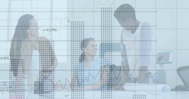 Ofisteki çeşitli iş adamlarıyla ilgili finansal veri işleme resmi. Küresel finans, iş, bağlantılar, hesaplama ve veri işleme kavramı dijital olarak oluşturuldu.