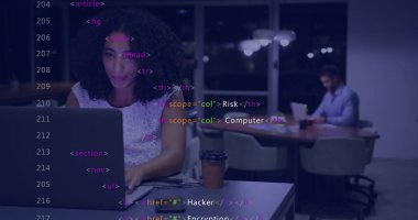 Ofisteki çeşitli iş adamlarıyla ilgili finansal veri işleme resmi. Küresel finans, iş, bağlantılar, hesaplama ve veri işleme kavramı dijital olarak oluşturuldu.