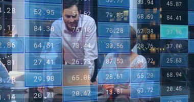 Ofiste dizüstü bilgisayarda çalışan iş adamları üzerinde mali veri işleme. finans, teknoloji, takım çalışması, işbirliği, analiz, bilgisayar