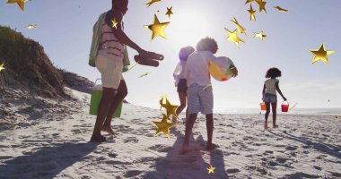Kumsalda yürümek, aile yıldız imajıyla yaz tatilinin tadını çıkarmak. Eğlence, rahatlama, deniz kenarı, tatil, boş zaman, seyahat