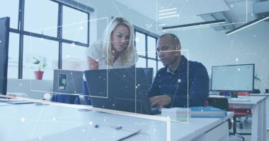 Ofisteki çeşitli iş adamlarıyla ilgili finansal veri işleme resmi. Küresel finans, iş, bağlantılar, hesaplama ve veri işleme kavramı dijital olarak oluşturuldu.