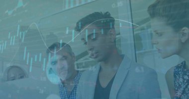 Ofisteki çeşitli iş adamlarıyla ilgili finansal veri işleme resmi. Küresel finans, iş, bağlantılar, hesaplama ve veri işleme kavramı dijital olarak oluşturuldu.