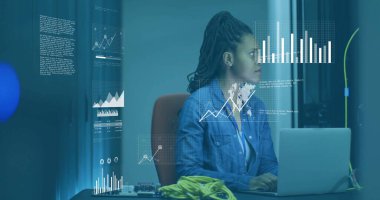 Sunucu odasındaki çift ırklı kadın çalışanın diyagram ve veri işleme görüntüsü. Teknoloji ve dijital arayüz kavramı dijital olarak oluşturuldu.