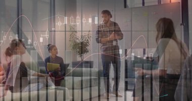 Çeşitli meslekdaşların iş tartışmalarına ilişkin veri işleme ve diyagramlarının resmi. Küresel iş, takım çalışması ve dijital arayüz kavramı dijital olarak oluşturulmuş görüntü.