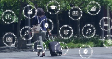 Bavulla yürüyen, eğitim ve iş ikonlarıyla çevrili bir kadın. Seyahat, iş kadını, yolculuk, teknoloji, bagaj, girişimci