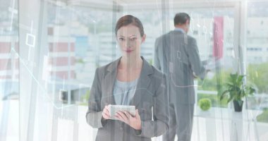 Ofiste tablet kullanan beyaz iş kadınının mali veri işleme görüntüsü. Küresel finans, iş, bağlantılar, hesaplama ve veri işleme kavramı dijital olarak oluşturuldu.