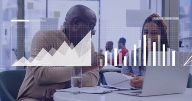 Ofiste iş tartışması yapan çeşitli meslektaşların mali veri işleme görüntüsü. Küresel iş, finans, hesaplama ve dijital arayüz kavramı dijital olarak oluşturuldu.