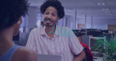 Ofiste iş tartışması yapan çeşitli meslektaşların mali veri işleme görüntüsü. Küresel iş, finans, hesaplama ve dijital arayüz kavramı dijital olarak oluşturuldu.