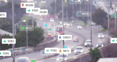 Sokaktaki arabaların üzerinde artan sayılara sahip sosyal medya simgeleri. Küresel sosyal medya, hesaplama, iletişim ve dijital arayüz kavramı dijital olarak oluşturuldu.