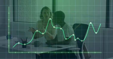 Ofiste iş tartışması yapan çeşitli meslektaşların mali veri işleme görüntüsü. Küresel iş, finans, hesaplama ve dijital arayüz kavramı dijital olarak oluşturuldu.