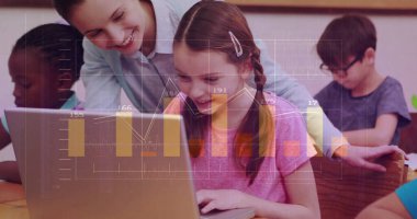Finansal veriler, sınıfta dizüstü bilgisayar kullanan çocukların resimlerini gösteriyor. Eğitim, teknoloji, öğrenme, finans, analiz, öğrenciler