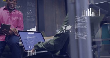 Ofiste iş tartışması yapan çeşitli meslektaşların mali veri işleme görüntüsü. Küresel iş, finans, hesaplama ve dijital arayüz kavramı dijital olarak oluşturuldu.