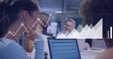 Ofiste iş tartışması yapan çeşitli meslektaşların mali veri işleme görüntüsü. Küresel iş, finans, hesaplama ve dijital arayüz kavramı dijital olarak oluşturuldu.