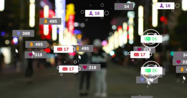 Şehir manzarası üzerinde artan sayılara sahip sosyal medya simgeleri. Küresel sosyal medya, hesaplama, iletişim ve dijital arayüz kavramı dijital olarak oluşturuldu.