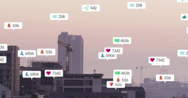 Şehir manzarası üzerinde artan sayılara sahip sosyal medya simgeleri. Küresel sosyal medya, hesaplama, iletişim ve dijital arayüz kavramı dijital olarak oluşturuldu.