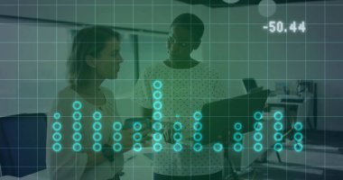 Ofiste iş tartışması yapan çeşitli meslektaşların mali veri işleme görüntüsü. Küresel iş, finans, hesaplama ve dijital arayüz kavramı dijital olarak oluşturuldu.