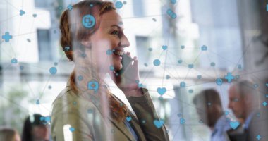 Akıllı telefon kullanan beyaz iş kadınının dijital simgelerle olan bağlantılarının görüntüsü. Dijital olarak oluşturulmuş küresel bağlantılar, hesaplama ve veri işleme kavramı.