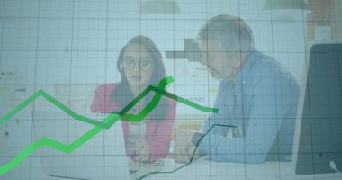 İş arkadaşlarının masada tartıştıkları mali veri görüntülerinin analizi. tartışma, takım çalışması, finansal analiz, işbirliği, şirket, strateji