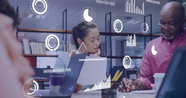 Ofiste iş tartışması yapan çeşitli meslektaşların mali veri işleme görüntüsü. Küresel iş, finans, hesaplama ve dijital arayüz kavramı dijital olarak oluşturuldu.