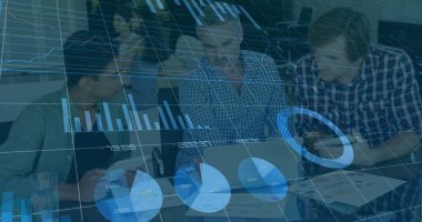 Mali veriler, ofiste çalışan iş adamlarının görüntülerini gösteriyor. finans, analitik, takım çalışması, işbirliği, toplantı, teknoloji