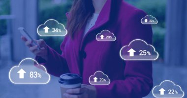 Kafkasyalı iş kadınının akıllı telefon kullanarak bulutların ve yüzde yüz büyüyen görüntüsü. Küresel finans, iş, bağlantılar, bulutlar hesaplama ve veri işleme kavramı dijital olarak oluşturuldu.