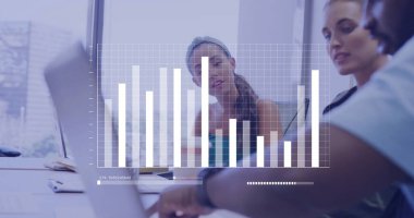 Ofiste iş tartışması yapan çeşitli meslektaşların mali veri işleme görüntüsü. Küresel iş, finans, hesaplama ve dijital arayüz kavramı dijital olarak oluşturuldu.