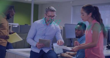 Ofiste iş tartışması yapan çeşitli meslektaşların mali veri işleme görüntüsü. Küresel iş, finans, hesaplama ve dijital arayüz kavramı dijital olarak oluşturuldu.