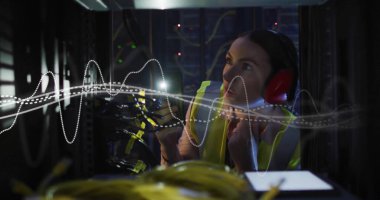 Kafkas kadın teknisyen bilgisayar sunucuları üzerinde dijital veri işleme görüntüsü. Dijital olarak oluşturulmuş küresel bağlantılar, hesaplama ve veri işleme kavramı.