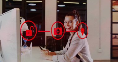 Akıllı telefon kullanan beyaz iş kadınının dijital simgelerle olan bağlantılarının görüntüsü. Dijital olarak oluşturulmuş küresel bağlantılar, hesaplama ve veri işleme kavramı.