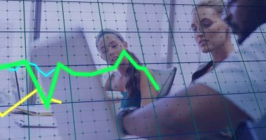 Ofiste iş tartışması yapan çeşitli meslektaşların mali veri işleme görüntüsü. Küresel iş, finans, hesaplama ve dijital arayüz kavramı dijital olarak oluşturuldu.