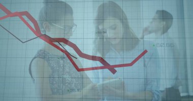 Ofisteki çeşitli iş kadınlarıyla ilgili finansal veri işleme resmi. Küresel finans, iş, bağlantılar, hesaplama ve veri işleme kavramı dijital olarak oluşturuldu.