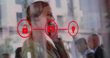 Akıllı telefon kullanan beyaz iş kadınının dijital simgelerle olan bağlantılarının görüntüsü. Dijital olarak oluşturulmuş küresel bağlantılar, hesaplama ve veri işleme kavramı.