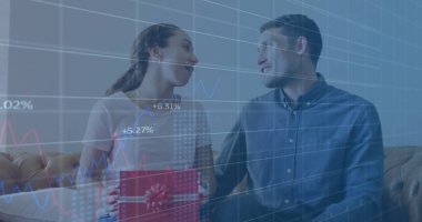 Finansal veriler ve borsa görüntüsü, birbirlerine hediye veren gülümseyen çiftler üzerine. Finans, borsa, ekonomi, pazar eğilimleri, kutlama, mutluluk