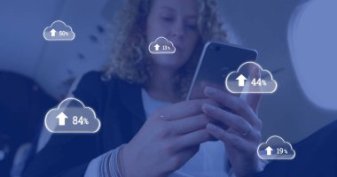 Akıllı telefon kullanan Kafkasyalı iş kadınının üzerinde yüzde ve ok olan bulutların görüntüsü. Sosyal medya, teknoloji, iş ve dijital arayüz kavramı dijital olarak oluşturulmuş görüntü.