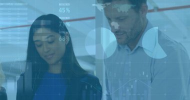 İş adamları dünya haritası ve grafikleri üzerinde veri analizi imajıyla çalışıyorlar. teknoloji, takım çalışması, küresel, yenilik, strateji, dijital