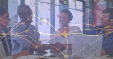 Ofisteki çeşitli iş adamları üzerindeki bağlantıların görüntüsü. Küresel finans, iş, bağlantılar, hesaplama ve veri işleme kavramı dijital olarak oluşturuldu.