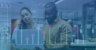 Ofiste iş tartışması yapan çeşitli meslektaşların mali veri işleme görüntüsü. Küresel iş, finans, hesaplama ve dijital arayüz kavramı dijital olarak oluşturuldu.