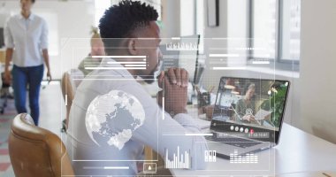 Muhtelif meslekdaşların ofislerinde görüntü araması üzerine veri işleme resmi. İş, teknoloji ve dijital arayüz kavramı dijital olarak oluşturuldu.